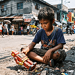 Wie Straßenkinder in Manila wirklich leben – und was ihr Schicksal verändert